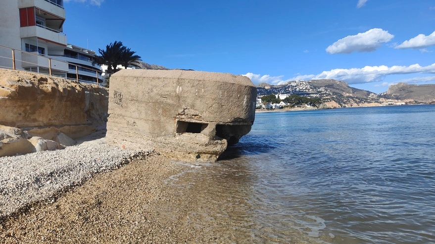 Bunker på stranden i Cap Negret, litt nedsunket i vannet