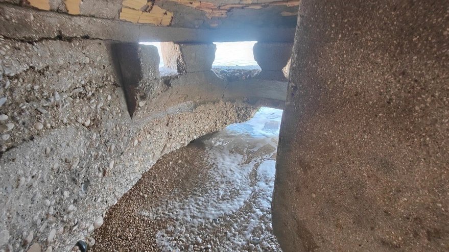 Das Innere des Bunkers Cap Negret, teilweise überflutet