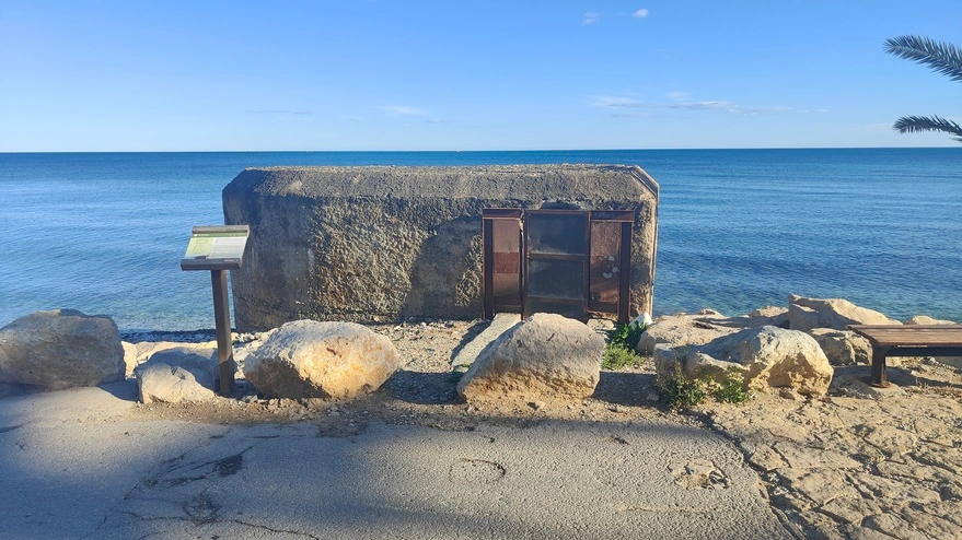 Cerramiento de la puerta del bunker de la playa de La Olla