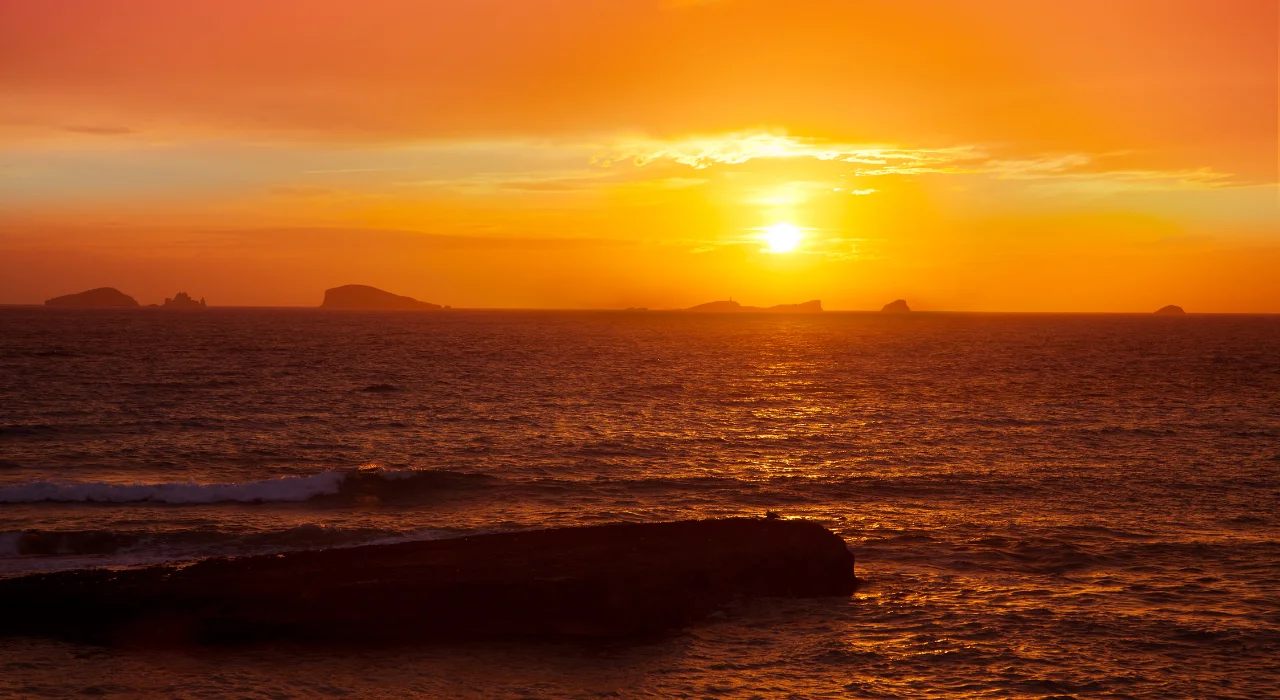 puesta de sol en cala comte