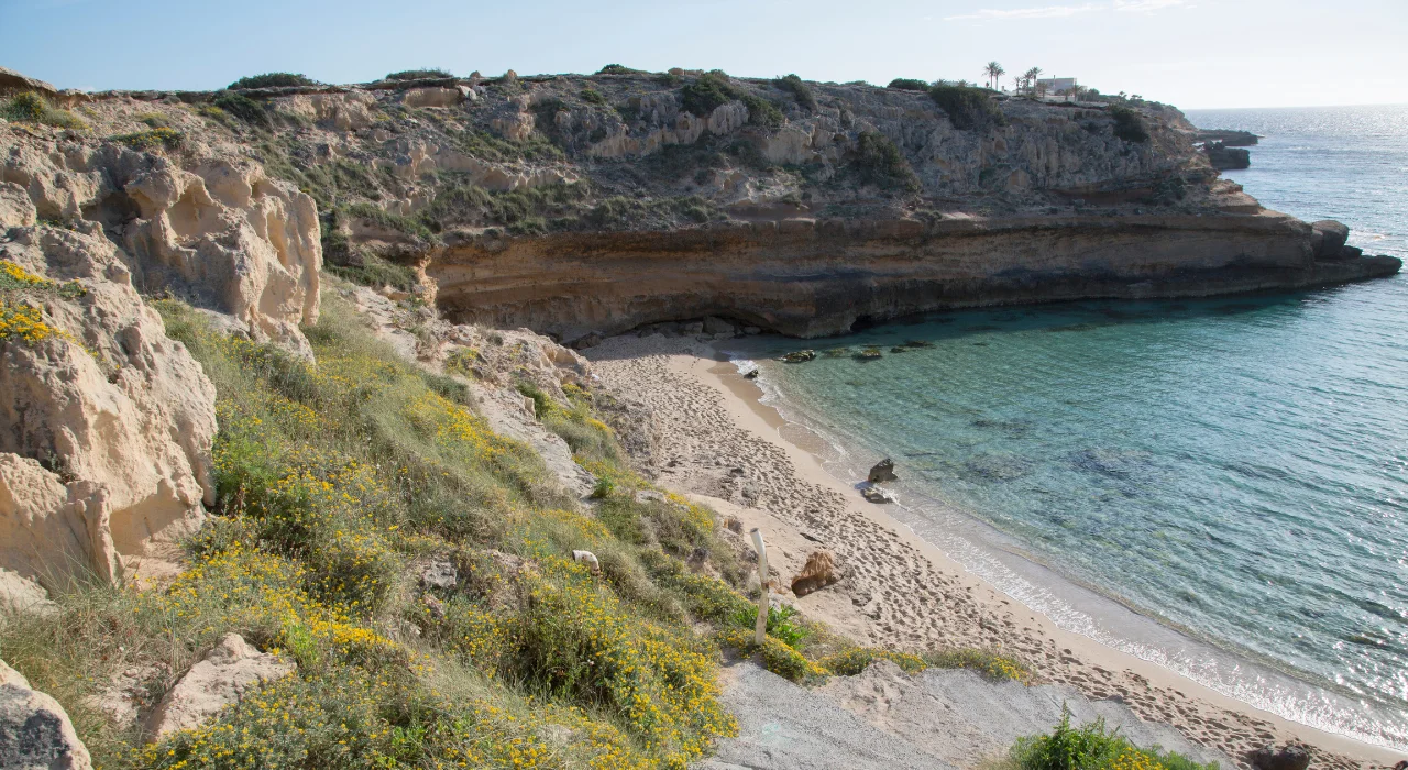 Den lille viken Cala Escondida på Ibiza