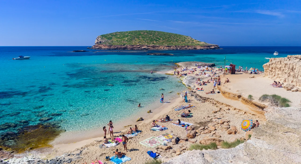 Platja de Ponent i Cala Comte, med holmen s'Illa des Bosc foran stranden