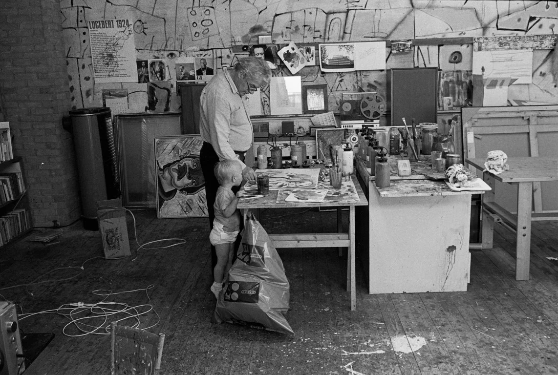 Lucebert in zijn Bergen atelier, Noord-Holland