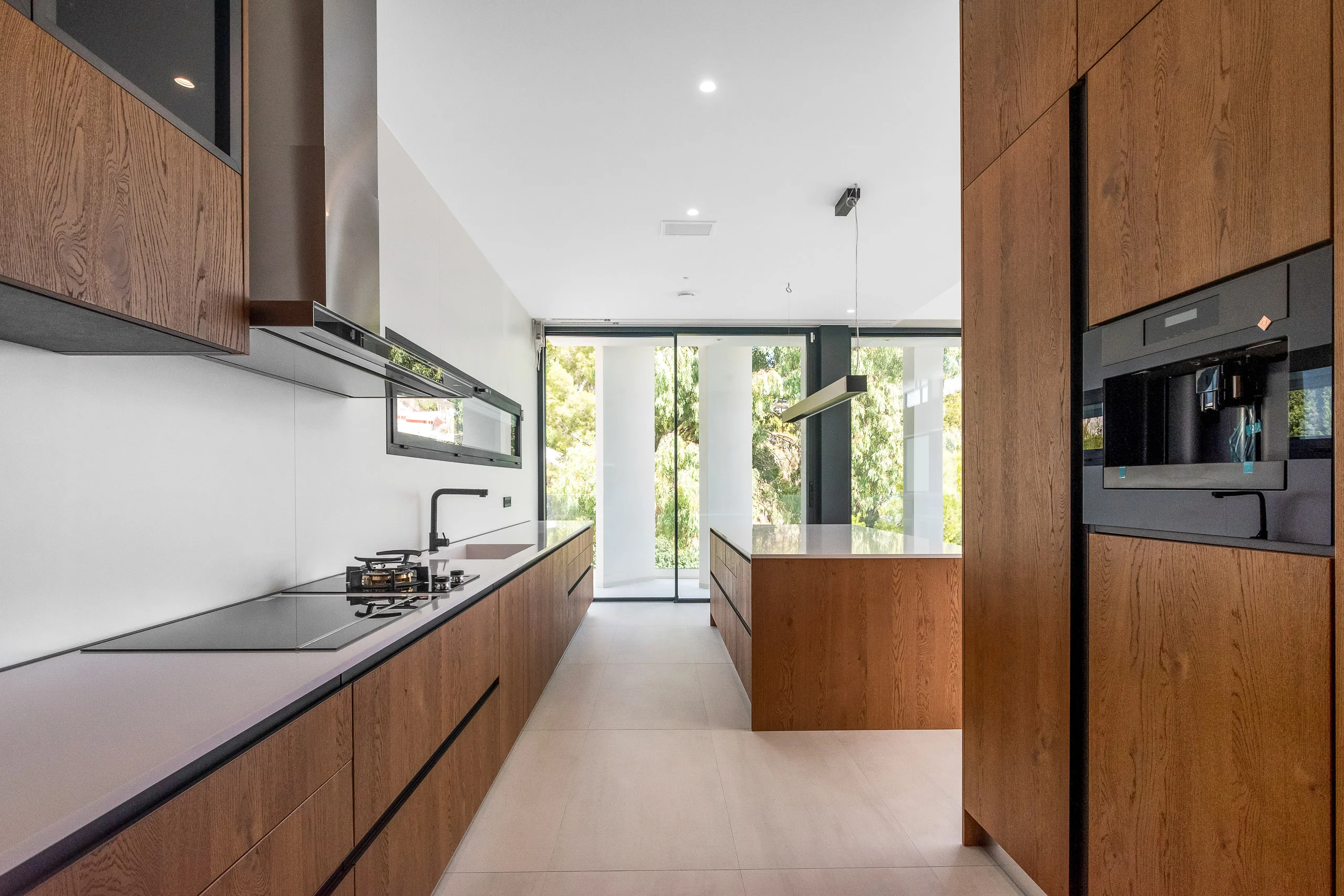 Luxusküche in einem Haus in Altea, mit Liebherr Kühlschrank, De Dietrich Herd und Falmec Dunstabzugshaube