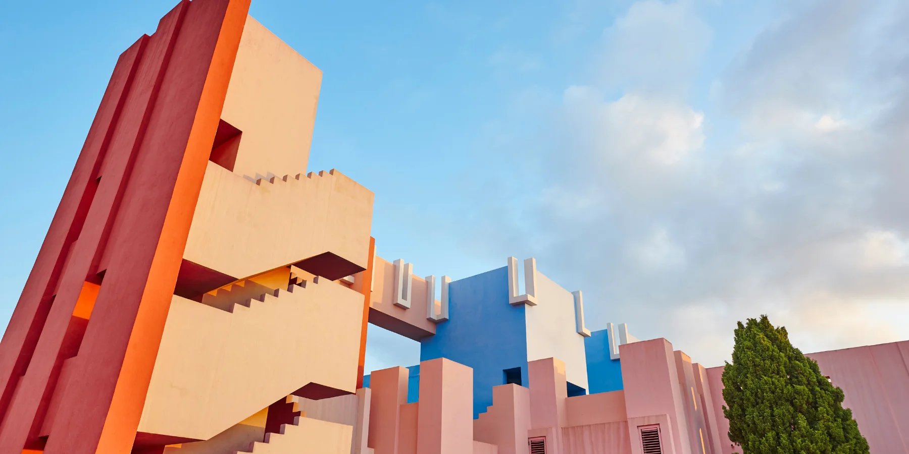 La Muralla Roja, Calpe: Arquitectura posmoderna en el Mediterráneo