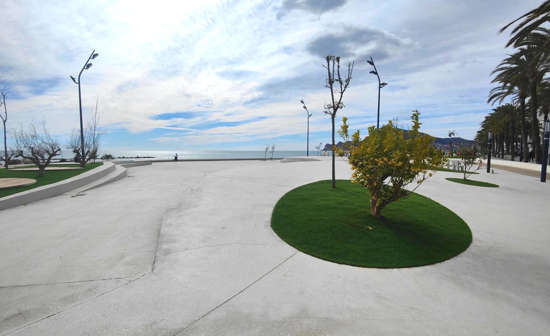 Afgeronde vormen en bomen op de nieuwe zeeboulevard van Altea