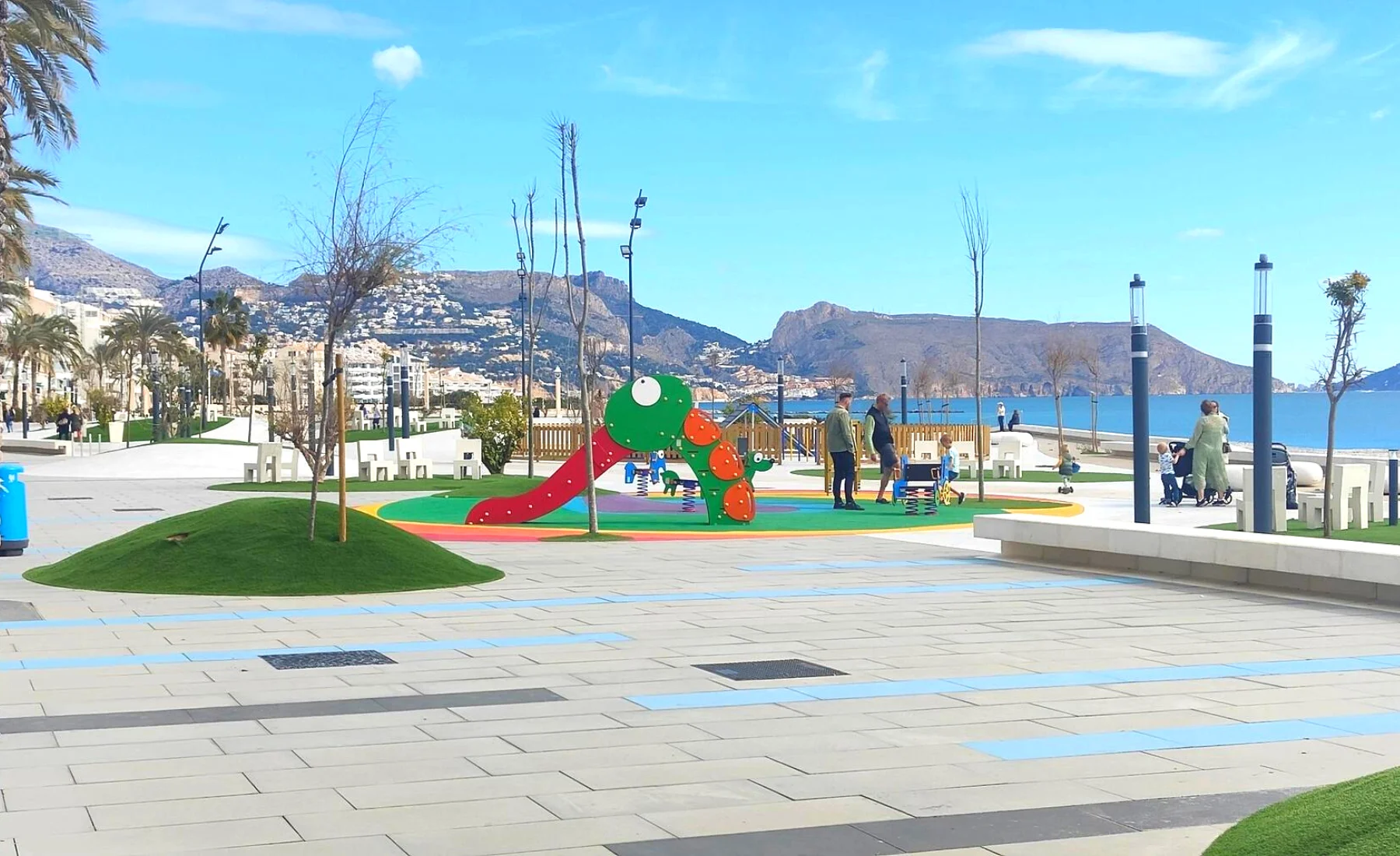 Barnlekplats på den nya promenaden i Altea