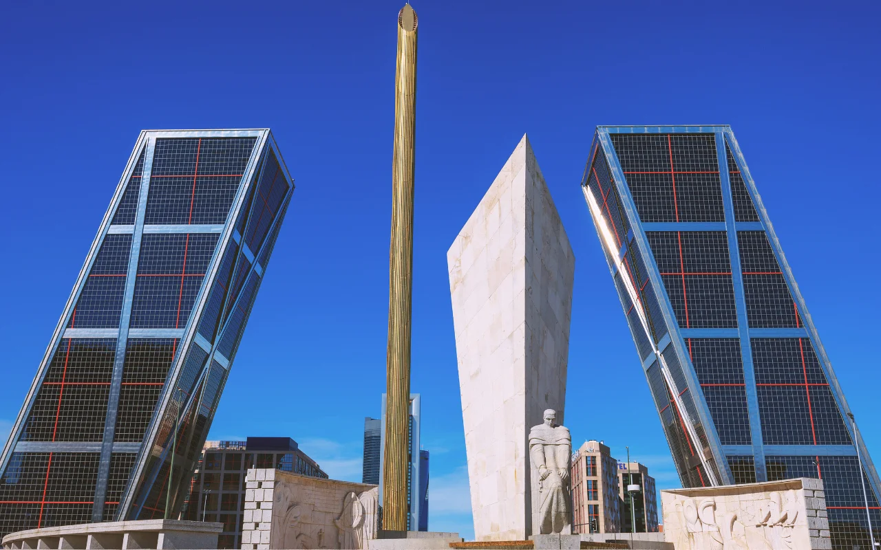 Tours Puerta de Europa, plus connues sous le nom de Torres KIO