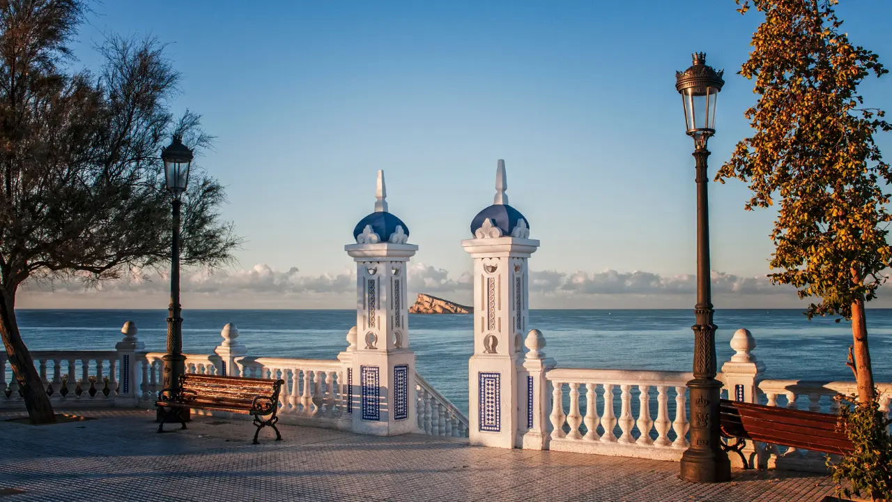 Vue de l'île de Benidorm depuis le belvédère du château de Benidorm