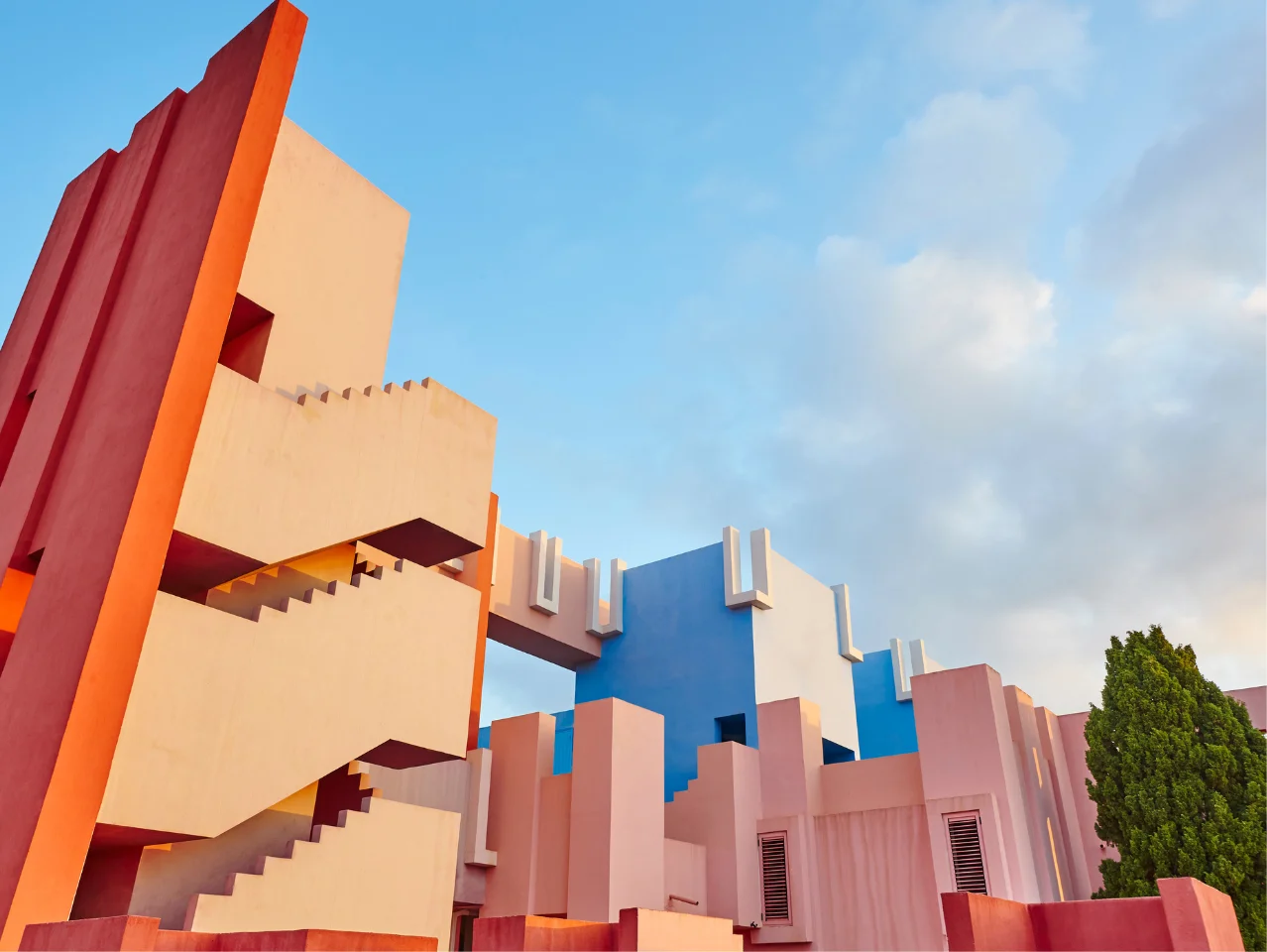 La Muralla Roja, Calpe: Postmoderne Architektur im Mittelmeerraum