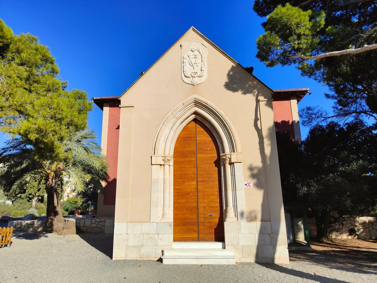 Side chapel of Villa Gadea