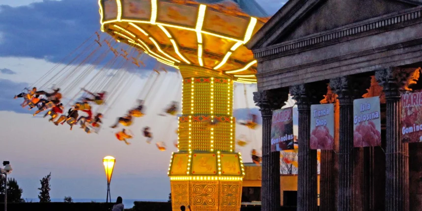 Los Ícaros vliegende stoelen in pretpark Terra Mitica