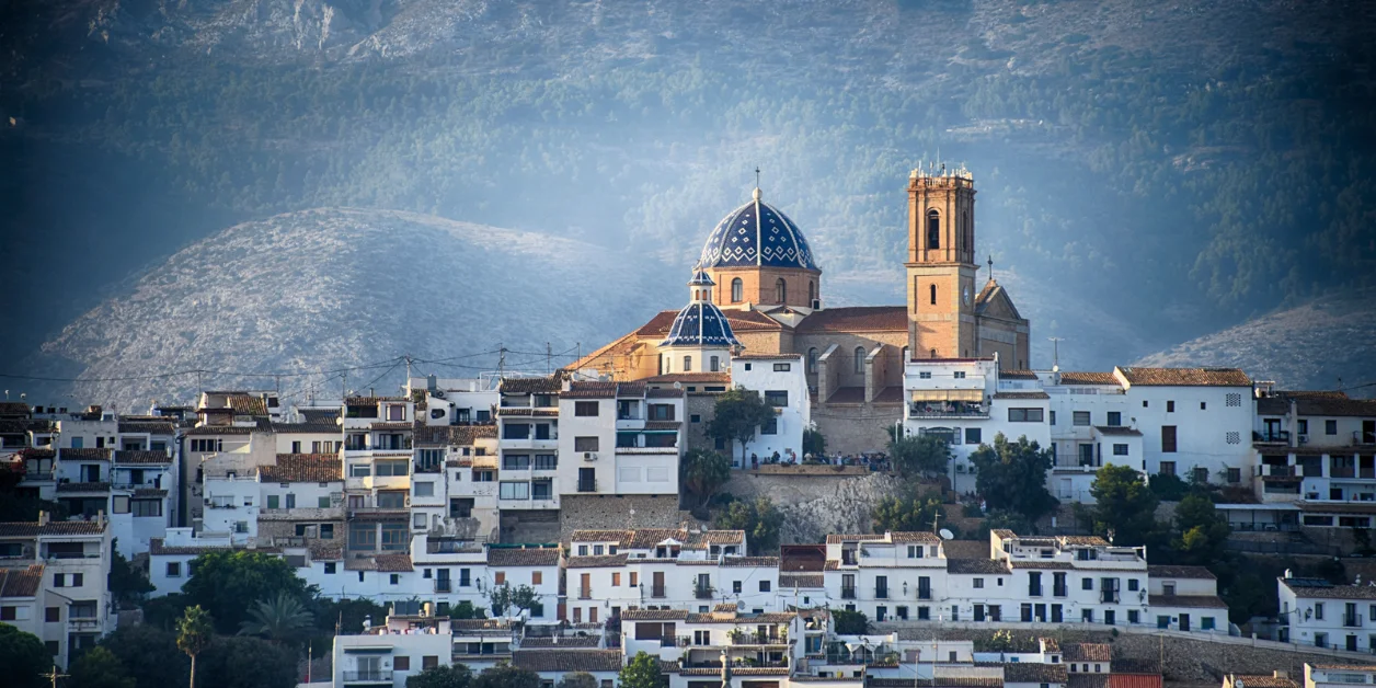 Utsikt over Altea med den velkjente kirken Nuestra Señora del Consuelo i bakgrunnen