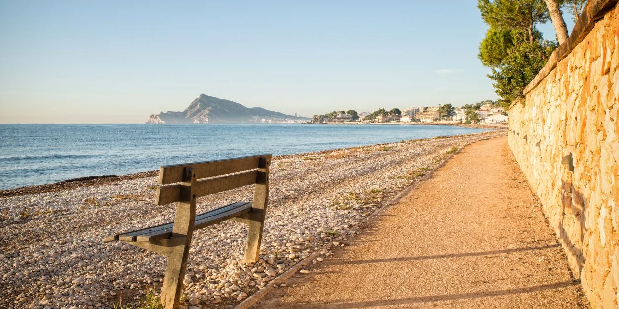 Strandpromenaden vid stranden av Cap Negret i Altea