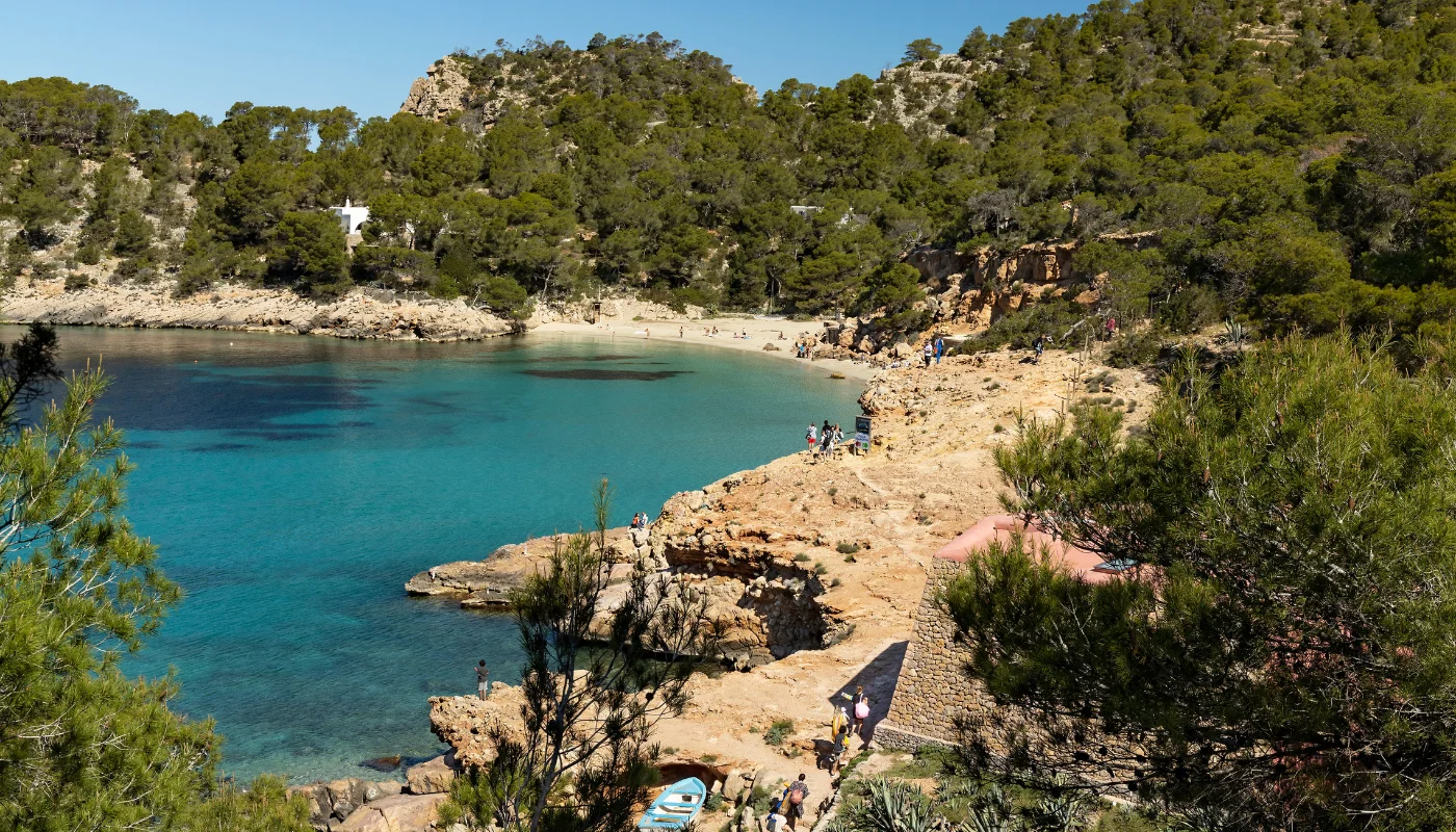 Folk som ankommer Cala Saladeta