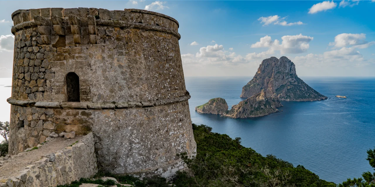 Torre des Savinar avec l'îlot d'Es Vedrà en arrière-plan
