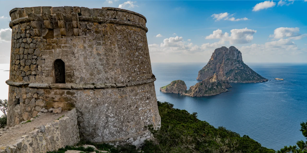 Torre des Savinar z wysepką Es Vedrà w tle