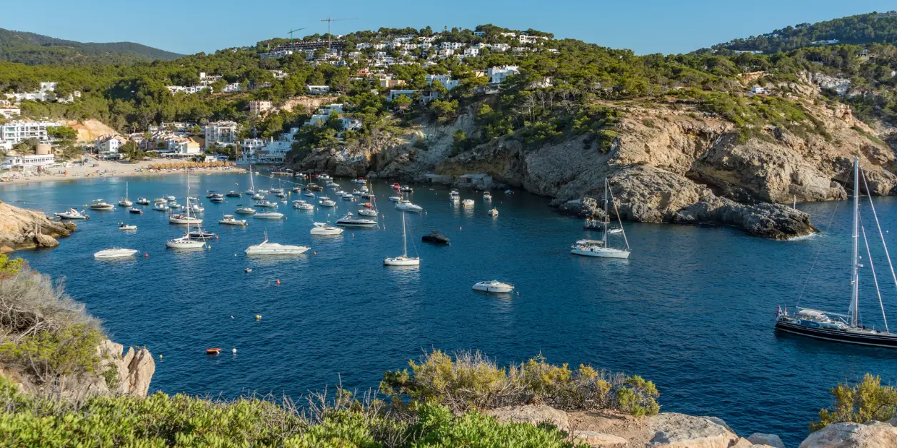 Utsikt over Cala Vadella fra utsiktspunktet Sa Torrassa