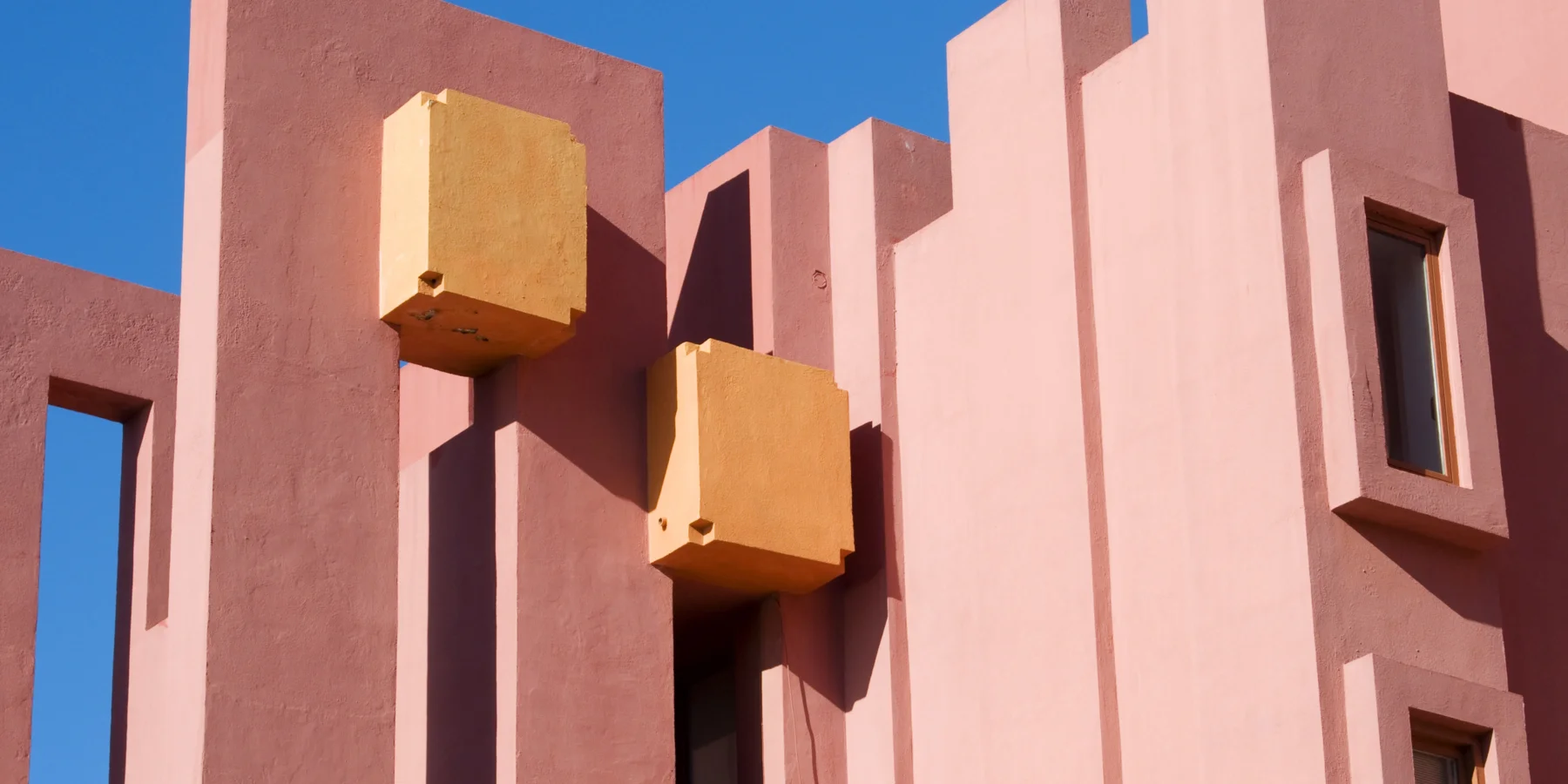 Bild på den berömda och prisbelönta byggnaden Muralla Roja, gjord av arkitekten Ricardo Bofill i Calpe.