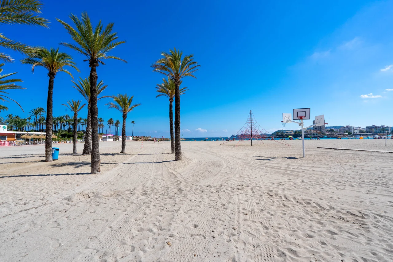 Зона для игры в баскетбол на пляже Эль-Ареналь в Хавии