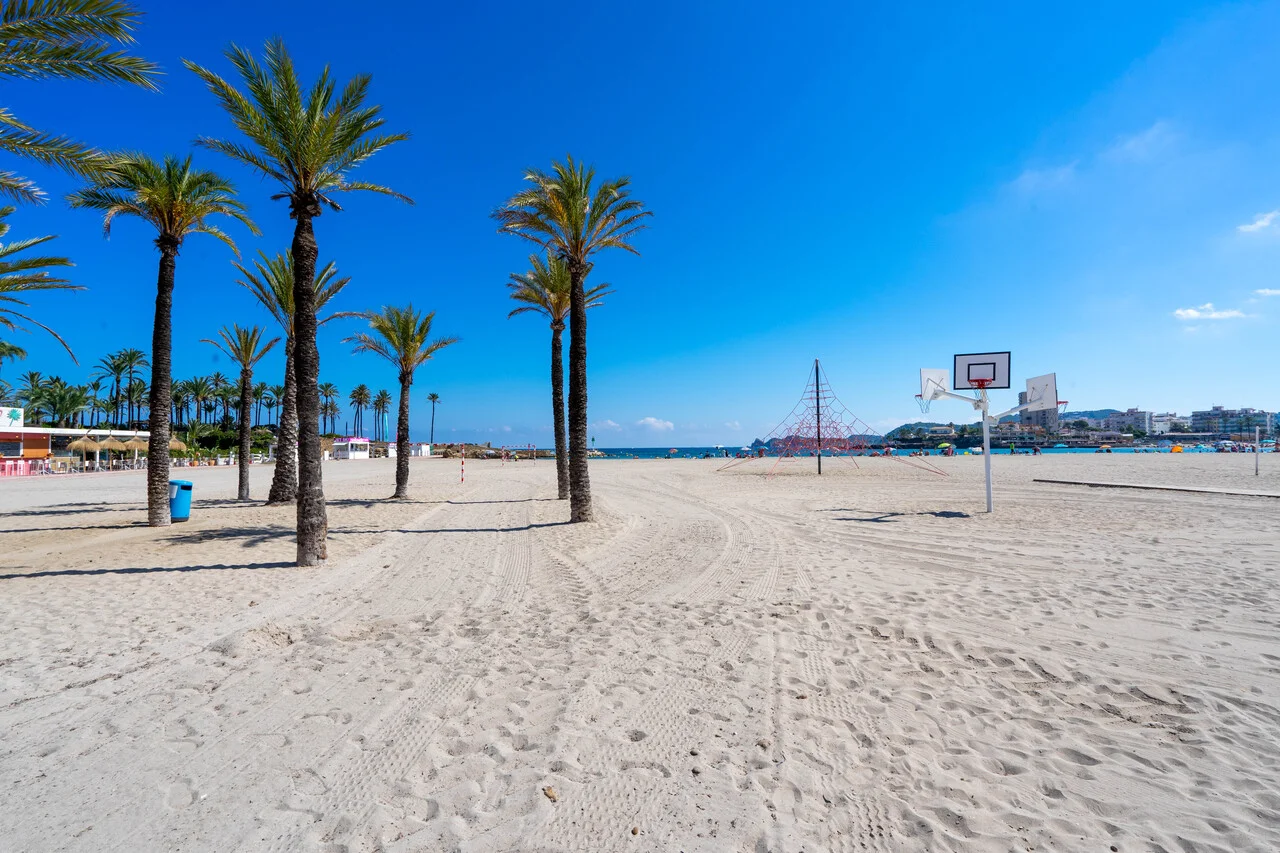 Zona de redes y baloncesto del arenal de javea