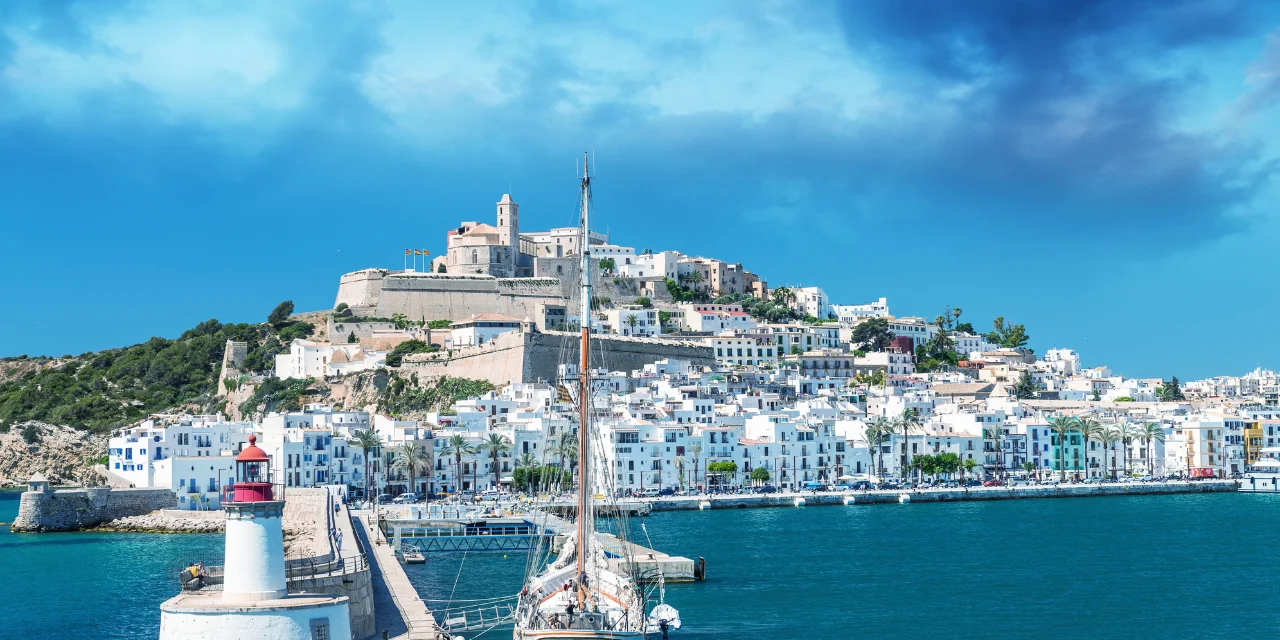 Utsikt över den gamla staden på Ibiza